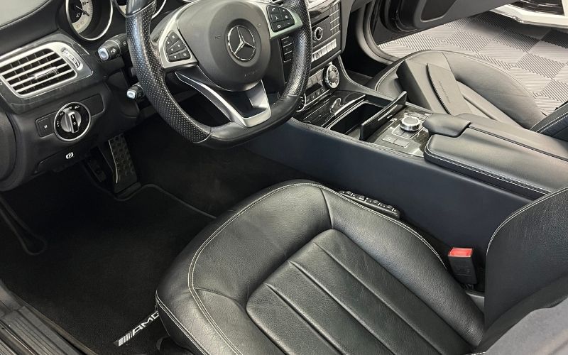 Intérieur de voiture après nettoyage