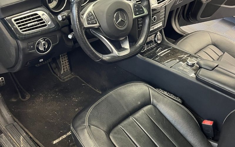 Intérieur de voiture avant nettoyage